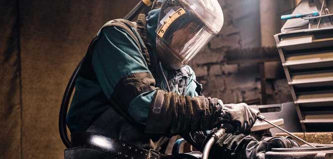 Equipe trabalhando com caminhões